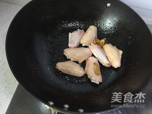 栗子烧鸡翅的做法