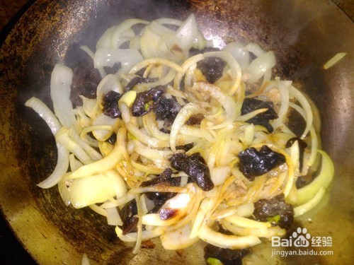 既能防治骨质疏松又能养颜补血的洋葱炒木耳