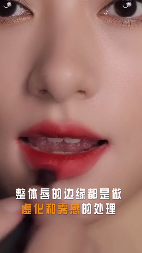 如何用唇刷画好唇釉