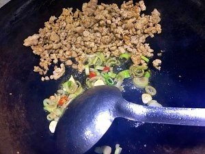 营养美食制作肉末芹菜