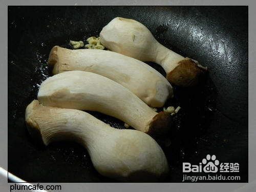 煎鸡腿菇的做法