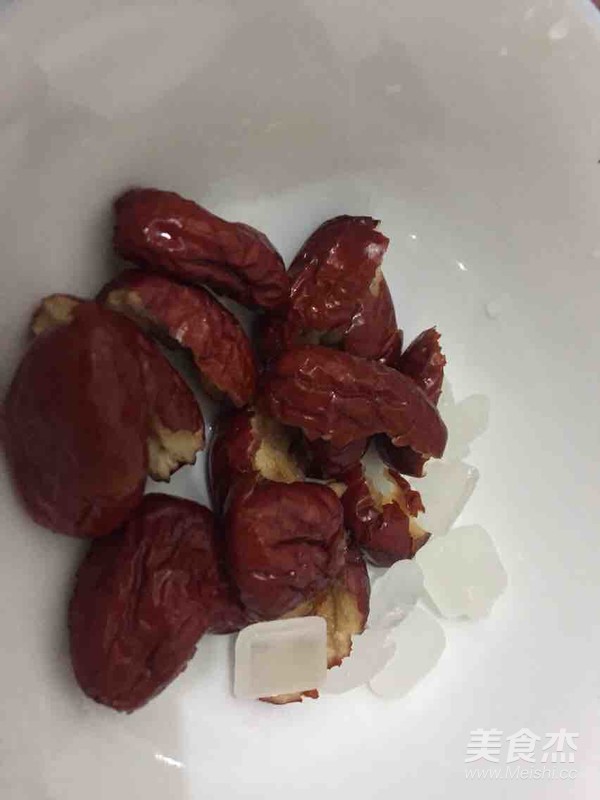 银耳雪梨红枣甜汤