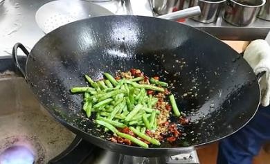 家常易学简单菜之—香辣干煸肉沫四季豆