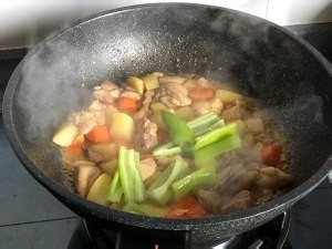 简单健康菜-土豆炒鸡腿肉