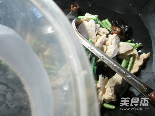 黑木耳带豆煮烤麸