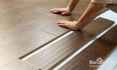 装修后地板上的白灰怎么去除