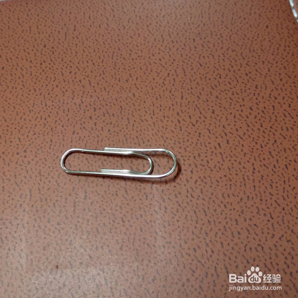 如何用回形针制作一个爱心书签