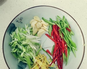 食补佳品茭白炒肉丝的做法