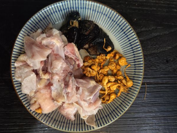 灵芝虫草花鸡汤