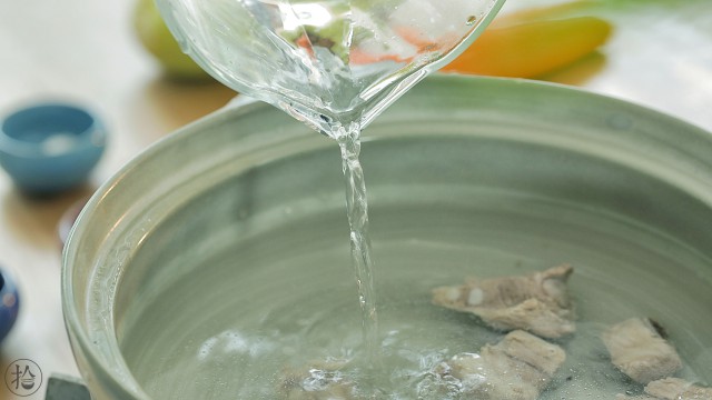 教你做好吃的玉米胡萝卜排骨汤,美味极了