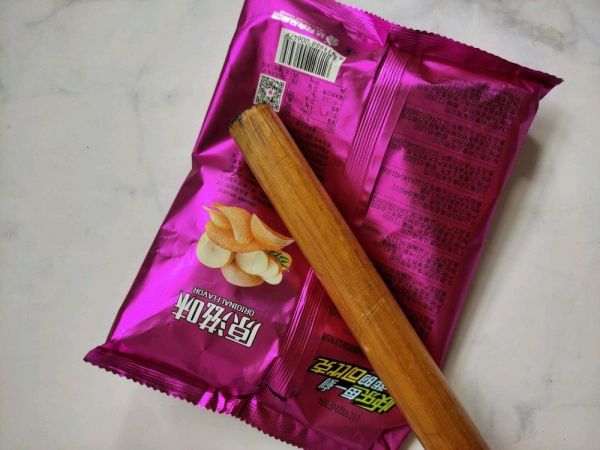 看世界杯吃薯片午餐肉