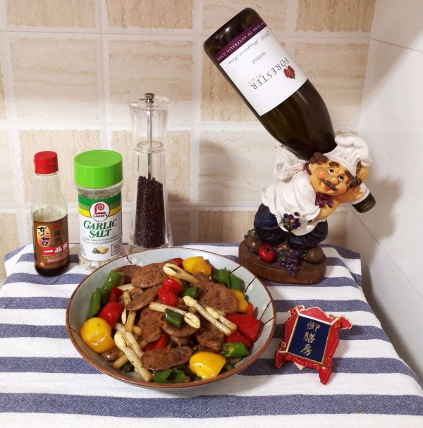 黑椒肠炒彩椒花生芽