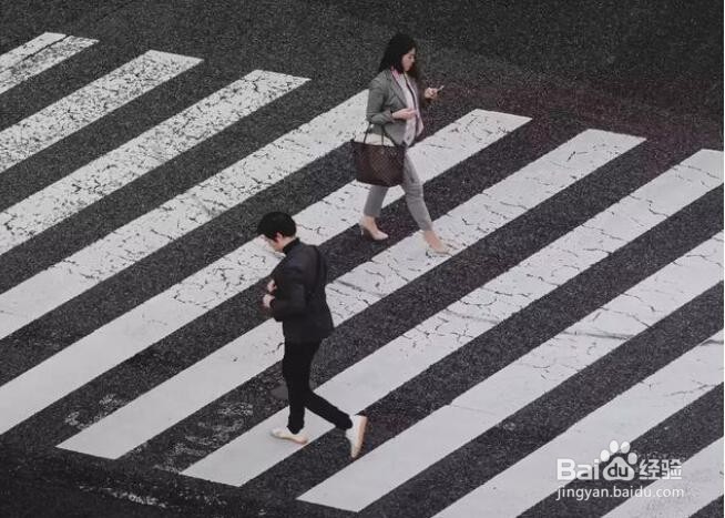 摄影创作中，如何通过构图突出主体？