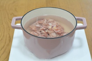 如何在家就能简单做一份猪肚白果鸡汤呢？