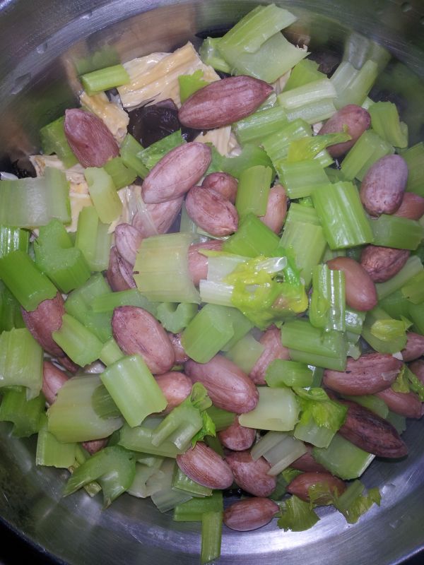 西芹花生米腐竹小菜