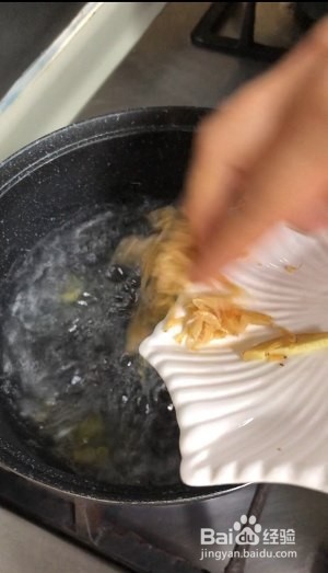 食补佳品快手皮蛋虾皮菠菜汤的做法