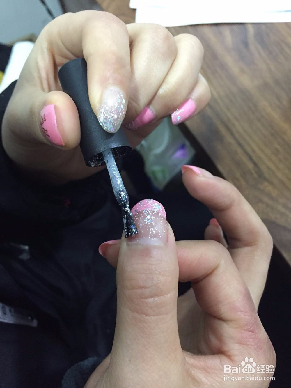 如何自己在家做蔻丹美甲