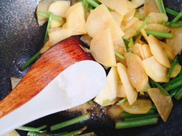 素炒土豆片芹菜