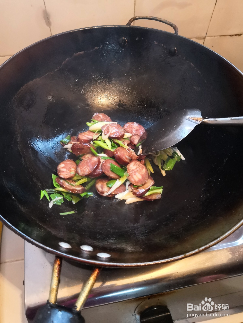 蒜苗香肠的做法