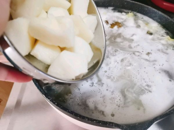 桃胶雪梨银耳羹