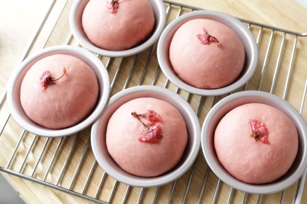 粉红色糖渍樱花牛肉汉堡