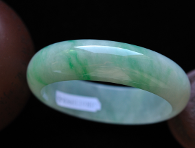 翡翠玉镯戴哪只手好