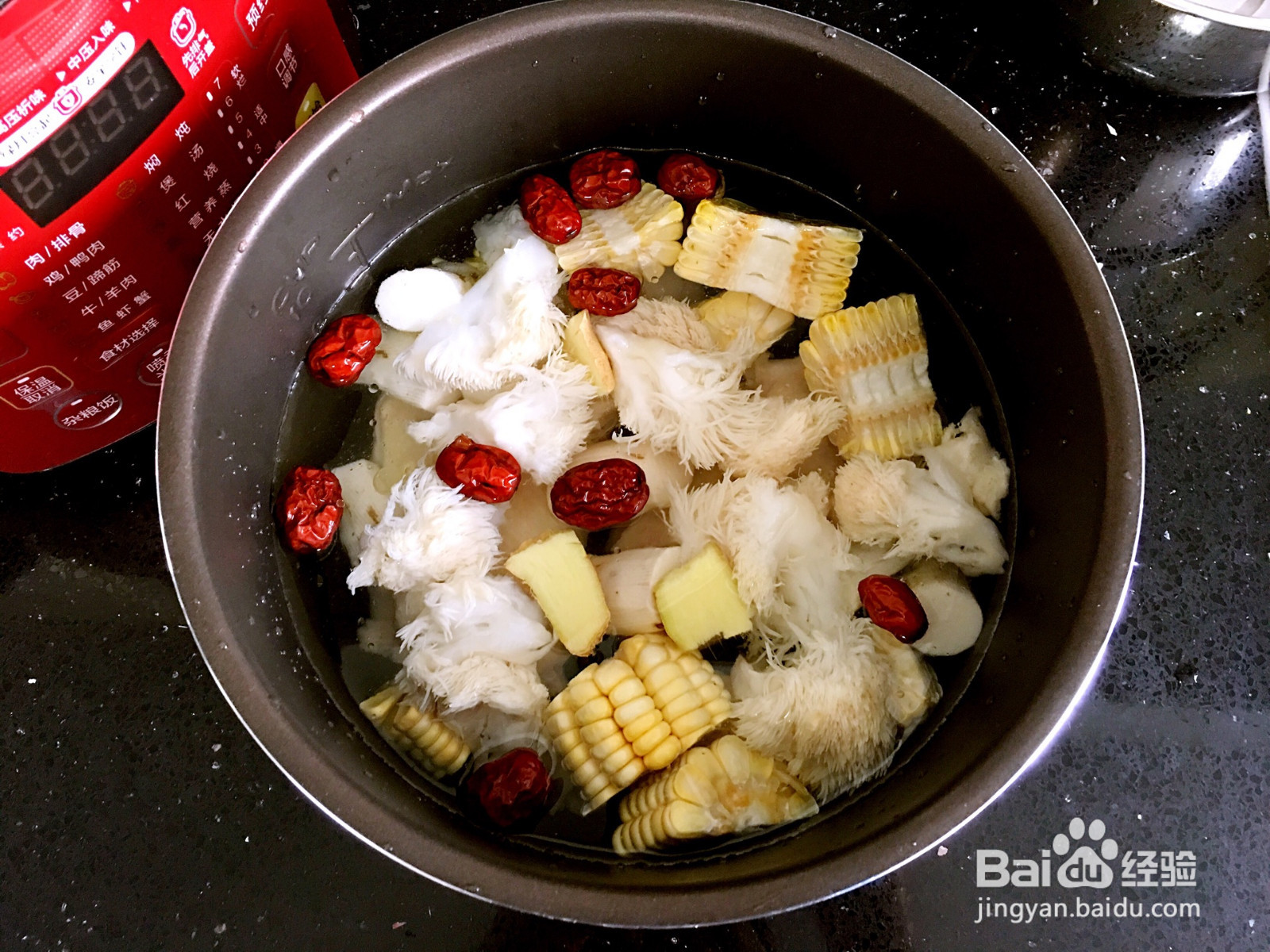 猴头菇玉米鸭腿煲的做法
