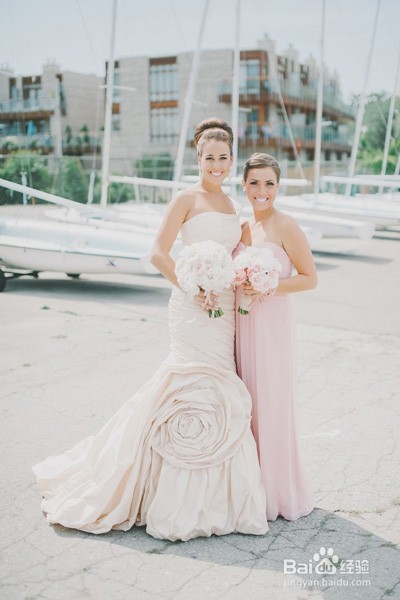 冬天伴娘礼服禁忌 穿搭得体不抢风头