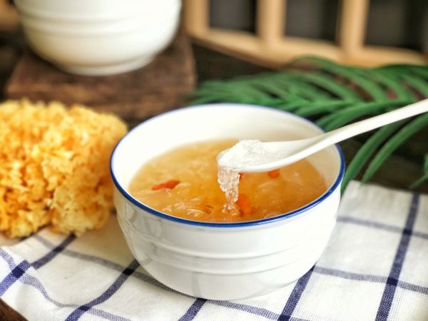 桃胶雪燕银耳羹