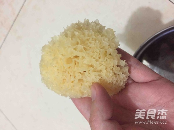 雪梨银耳羹的做法