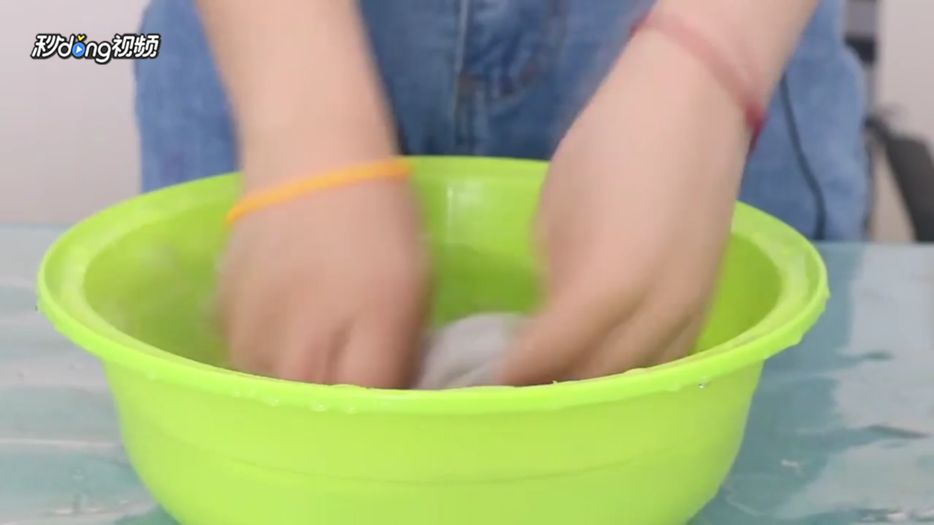 白衣服上的黑点怎样去除