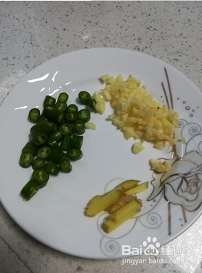 小炒鸡胸肉的做法