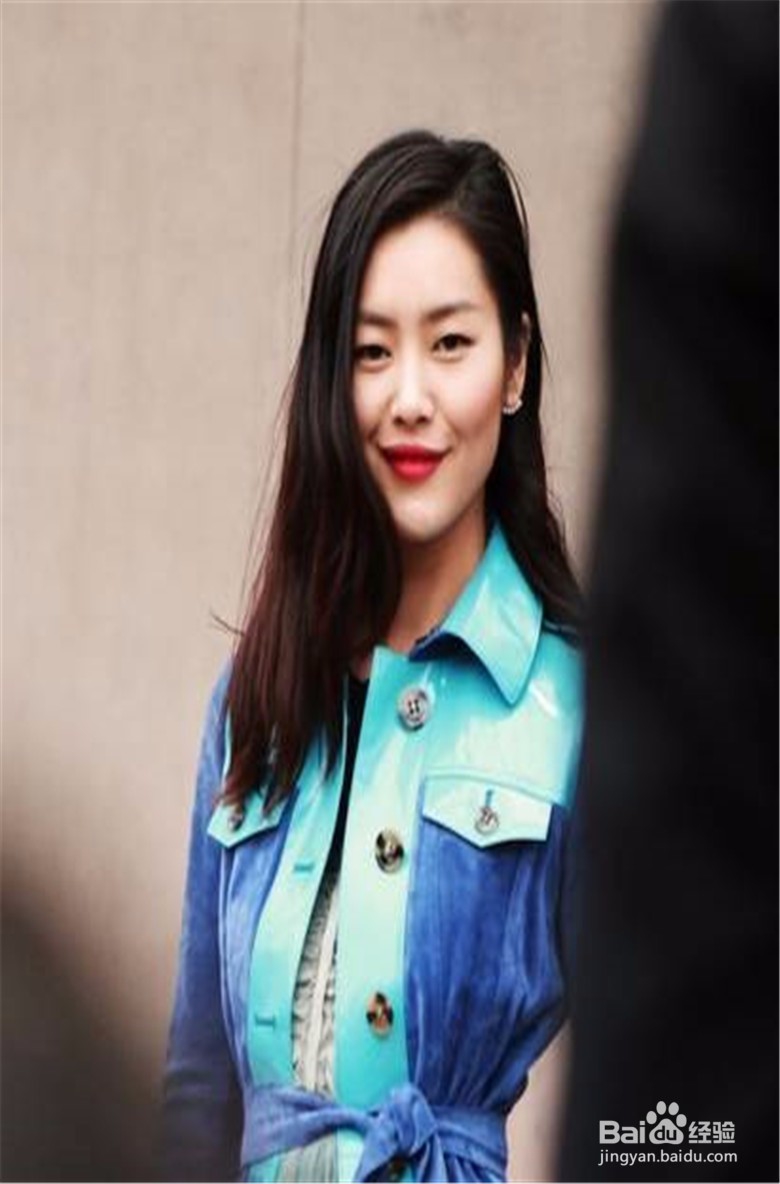 脸大的人适合什么发型和衣服