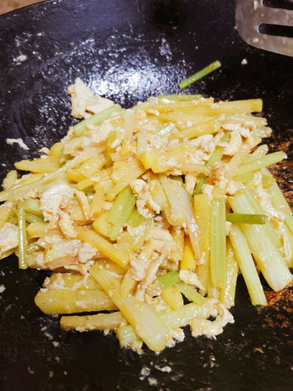 鸡丝芹菜炒土豆