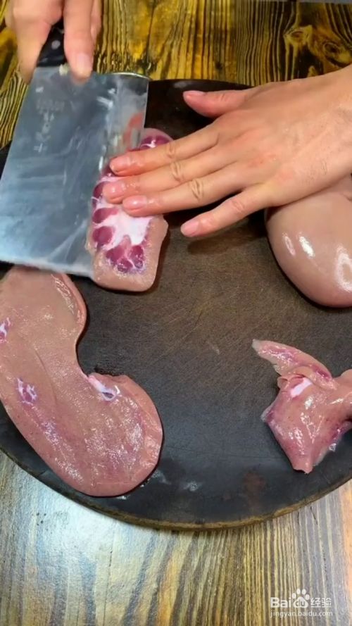 我们将猪腰去腰臊,切成大片装入碗中,加入姜葱,胡椒粉,料酒,老抽