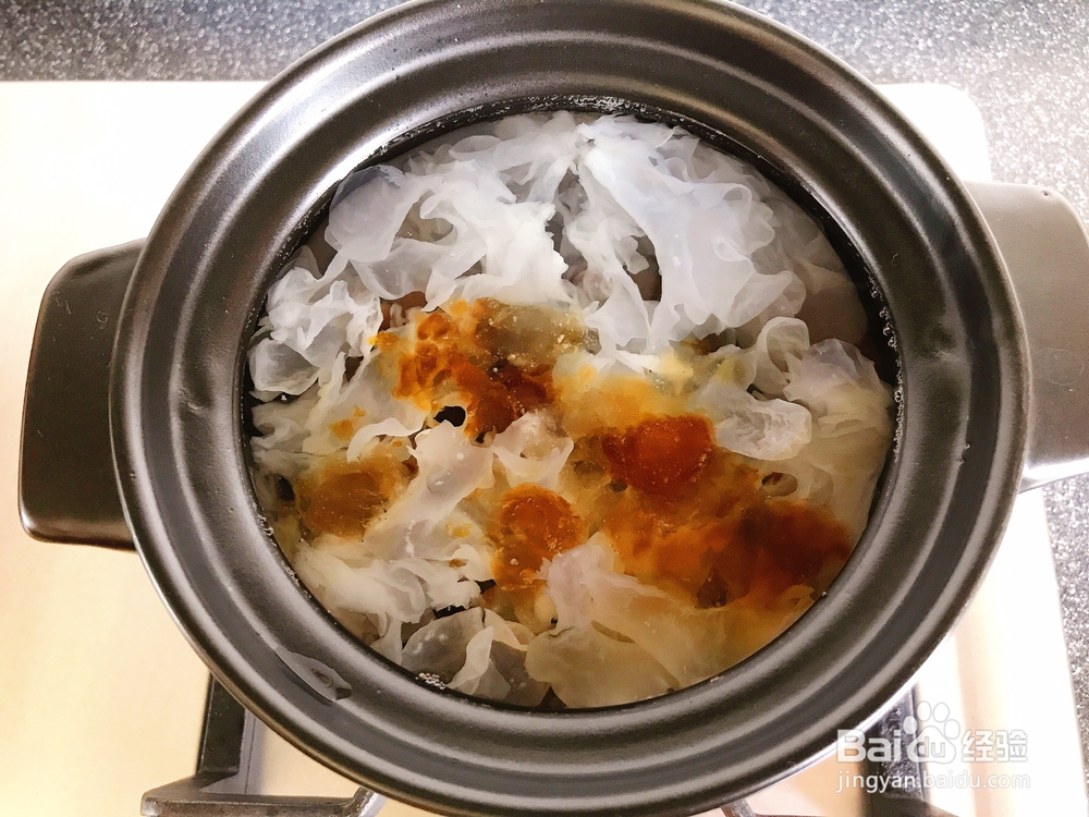 简单好吃的椰浆黑米桃胶银耳羹