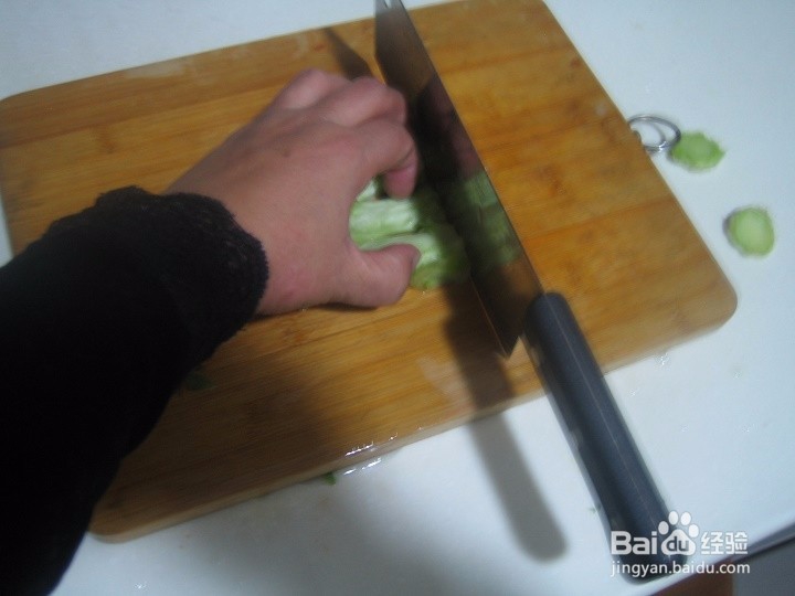 老年人怎样用刀切油麦菜硬梗心均匀段