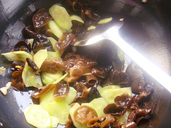 黄瓜木耳炒鸡蛋