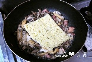 罐头食品做美食——鸡肉蘑菇炒面