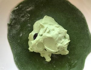 抹茶红豆雪媚娘冰激凌的做法