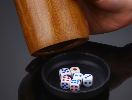 广州人玩大话骰什么叫“劈”什么叫“斋”啊？我会玩大话骰但是不明白那是什么意思！