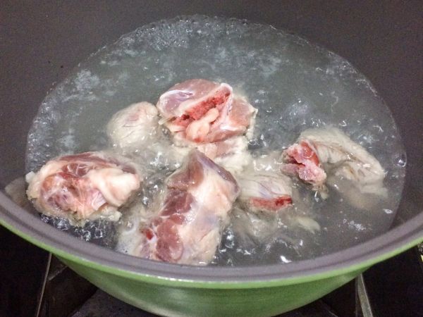蜜枣剑花骨头汤