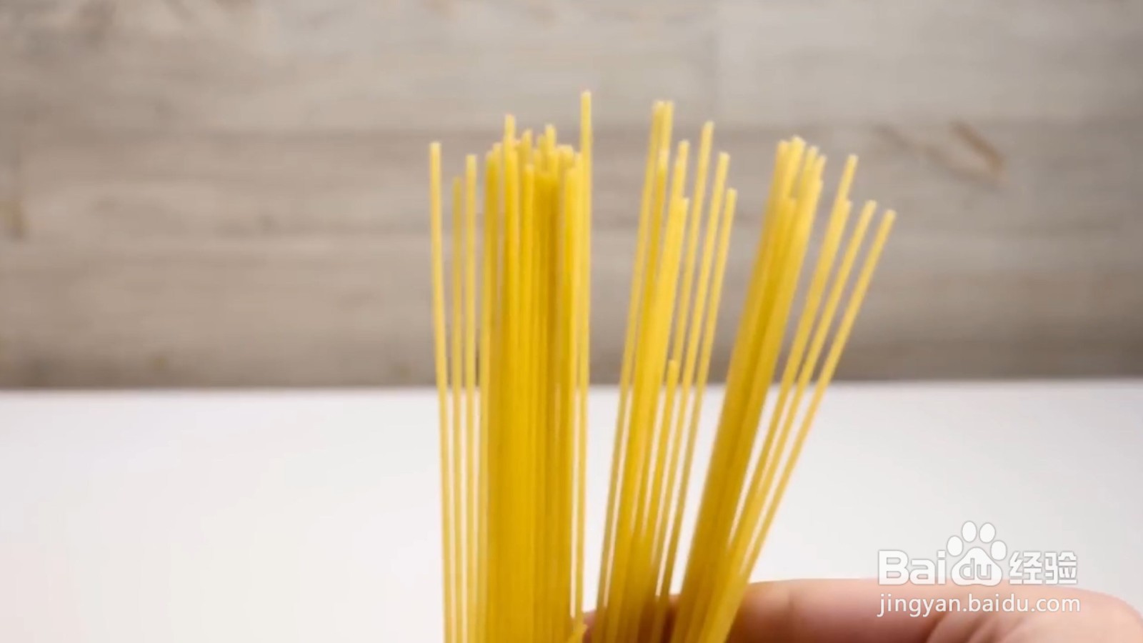 蜡烛放在高脚杯中点不着怎么办?一个技巧教会你