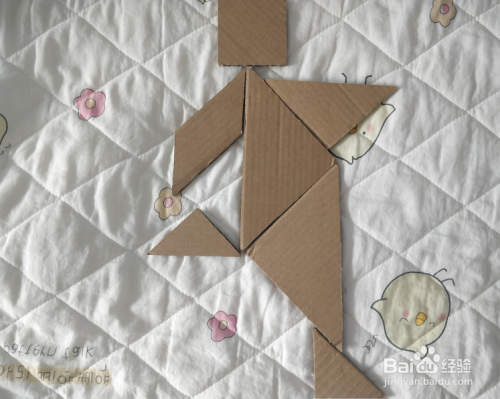 用七巧板怎么拼一个踢足球的少年呢?