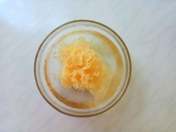 冰糖雪梨银耳甜汤