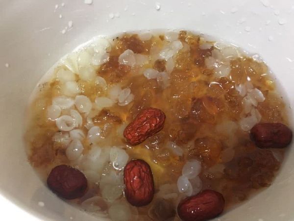 桃胶皂米红枣枸杞羹