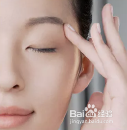 涂眼霜的正确手法