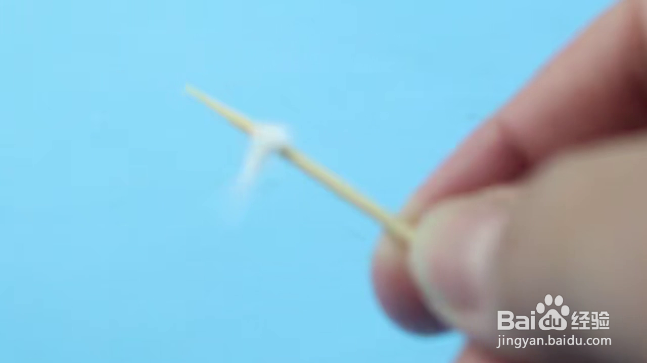 如何清除手机充电口的灰尘杂质？