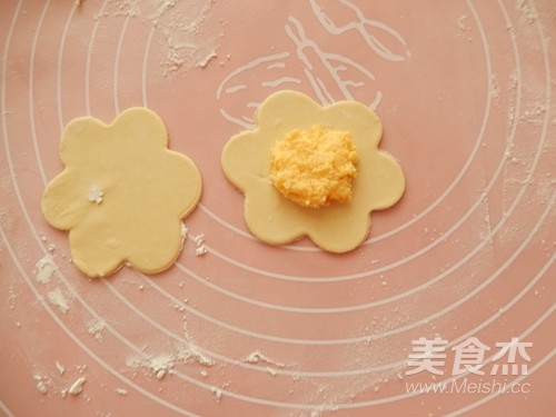 花朵椰蓉南瓜酥