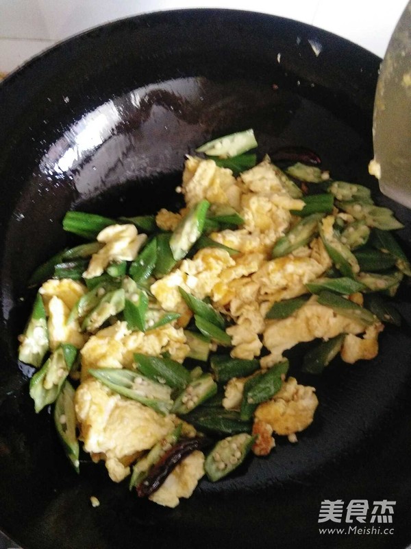 秋葵炒鸡蛋的做法